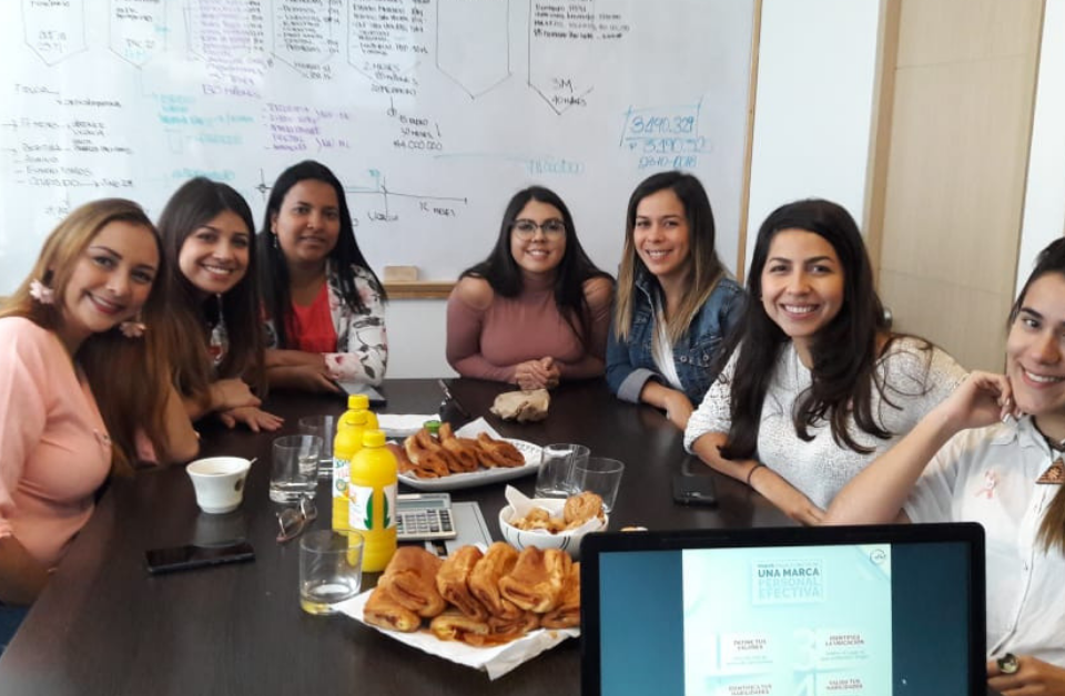 Branding y coordinación en equipo en la oficina de Medellín.