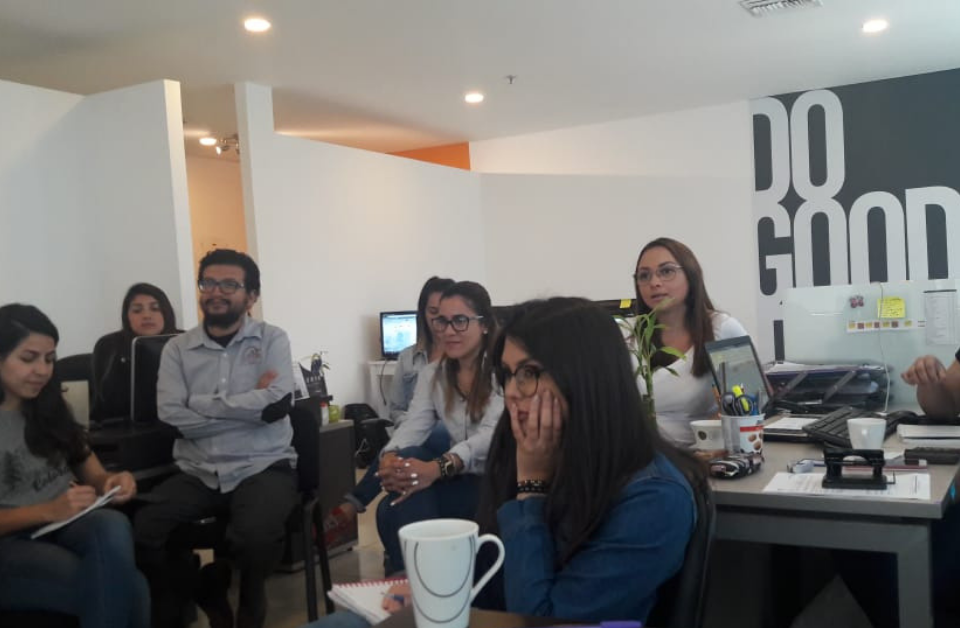 Equipo de JLV Enterprises Colombia debatiendo nuevos proyectos.